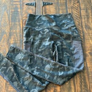 Fabletics Camouflage Leggings w/pockets Women’s Small